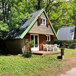 Camping Chalets Dans Le Parc D'un Manoir Du 19eme Siècle, Angles (Midi-Pyrenees)